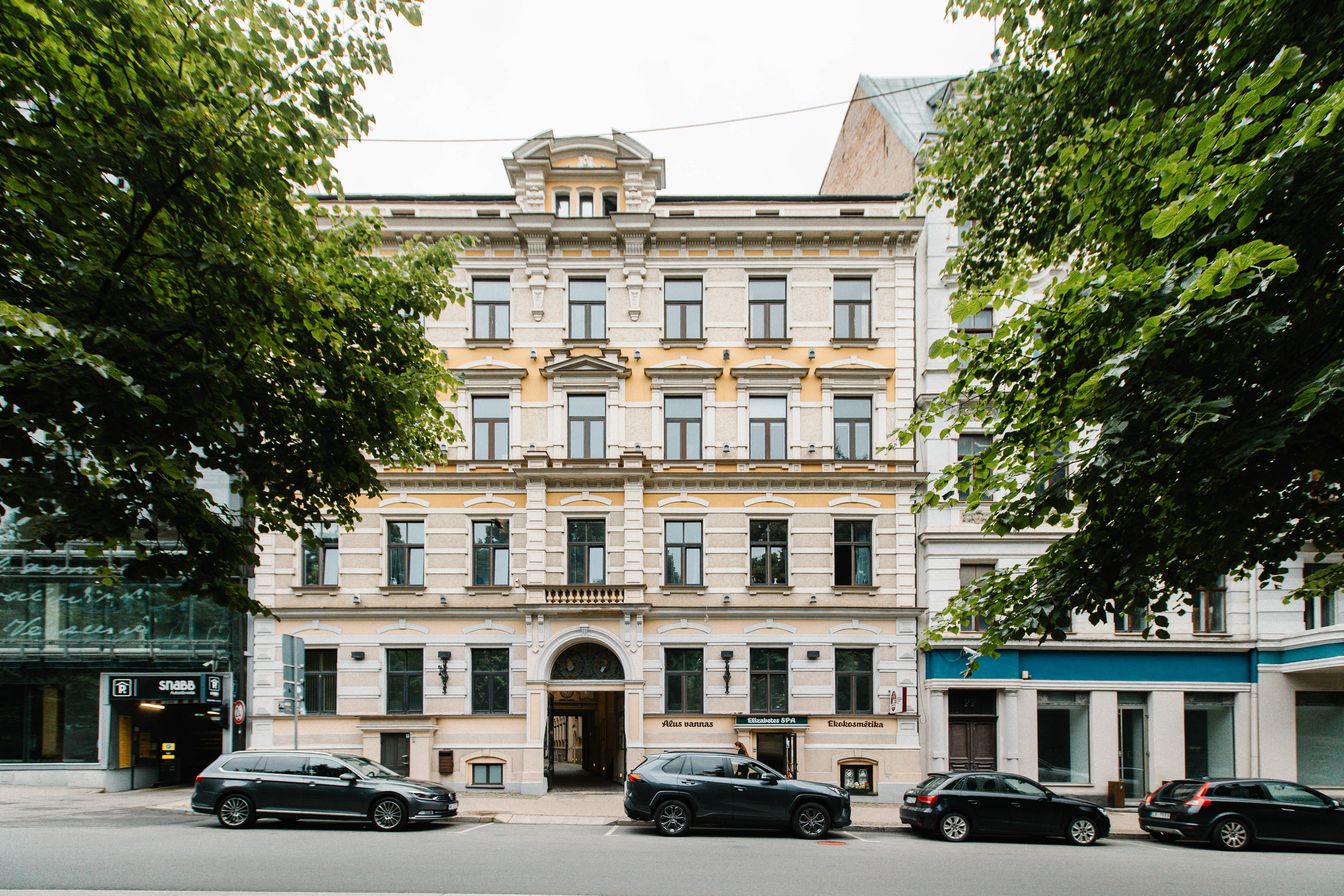 Elizabetes ielas 75 ēkas fasāde un blakus esošā pazemes autostāvvieta